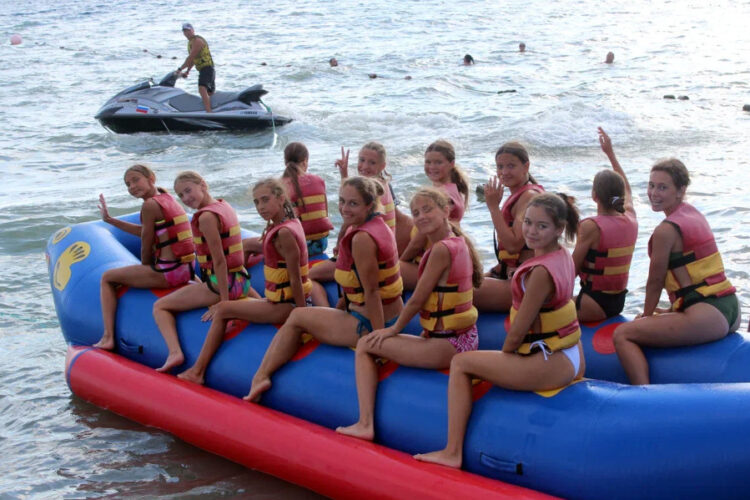 Детские лагеря с сопровождением на море летом 2025